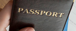 hombre-sujetando-pasaporte